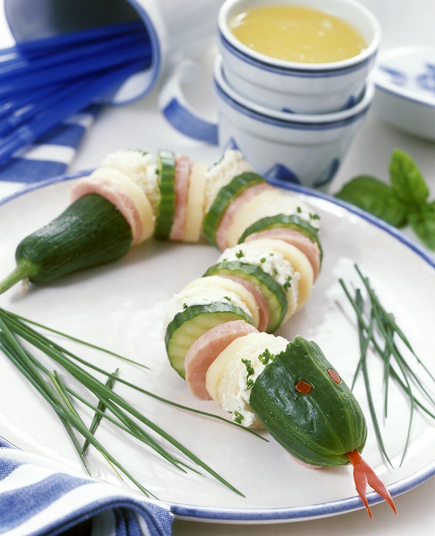 Gurkenschlange (Salatgurke mit Schnittkäse,Wurst,Weißbrot)