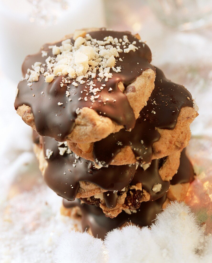 Nuss-Cookies mit Schokoglasur zu Weihnachten