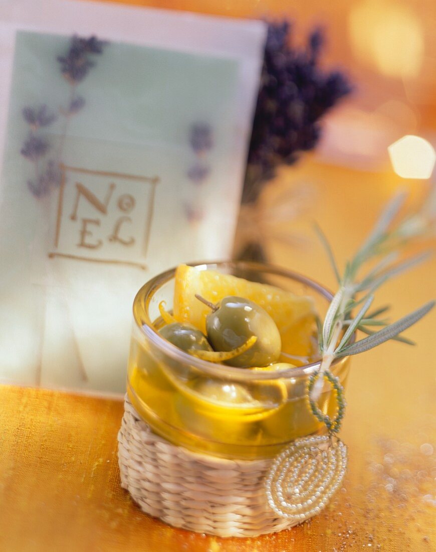 Eingelegte Orangen-Oliven mit Rosmarin