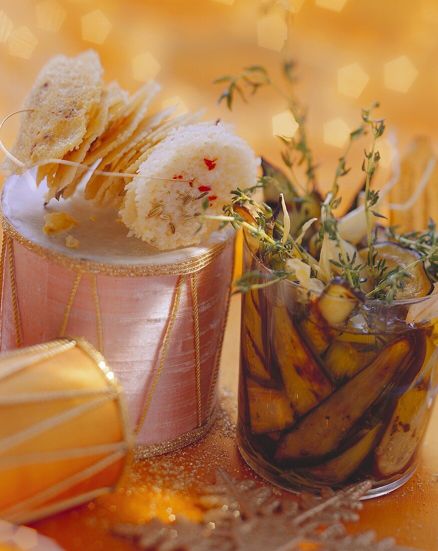 Gewürzte Parmesan-Chips und Thymian-Auberginen in Essig