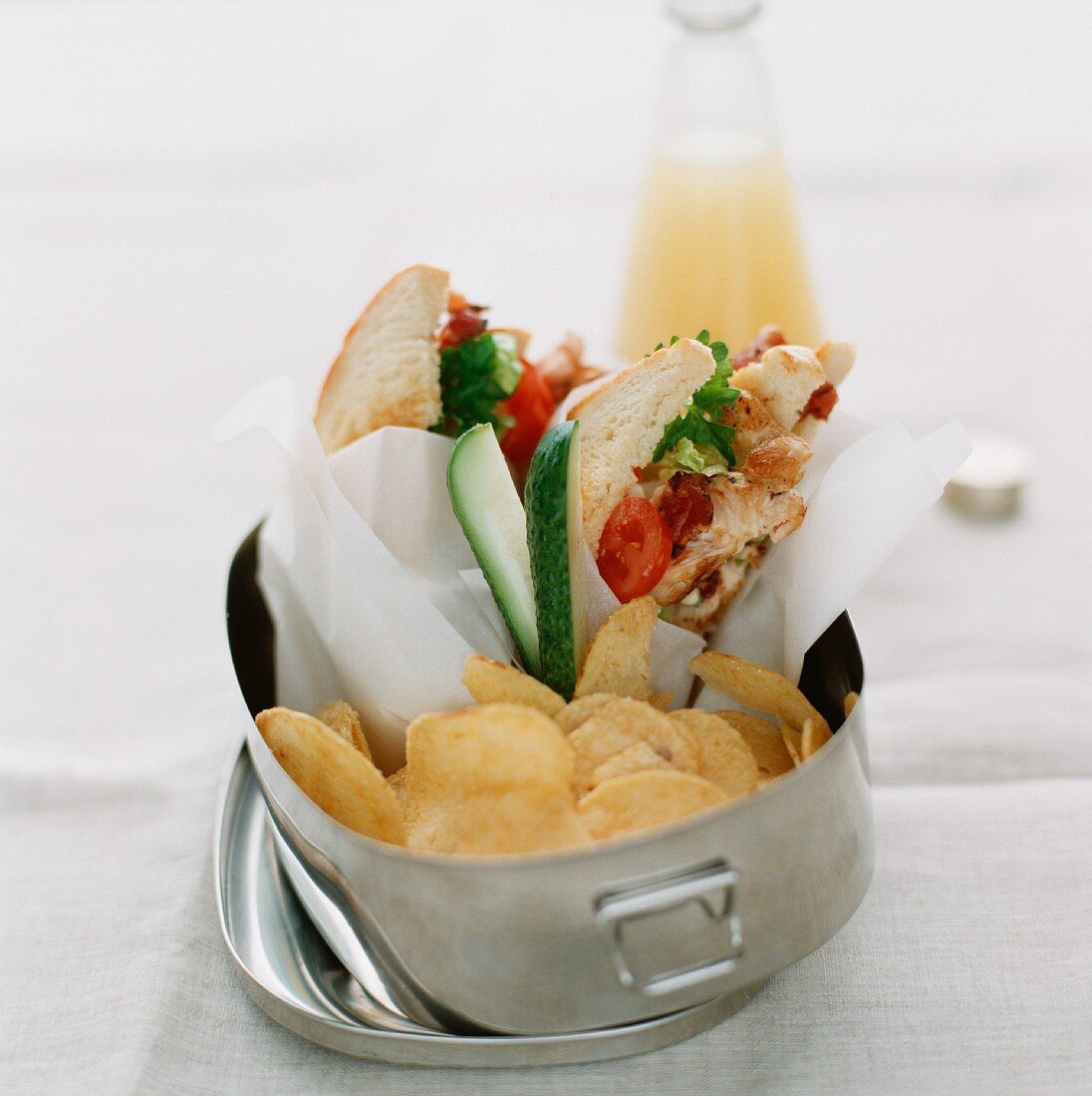 Clubsandwich und Chips in einer Lunchbox