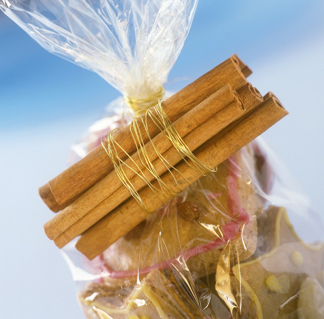 Cinnamon biscuits in cellophane bag with cinnamon sticks