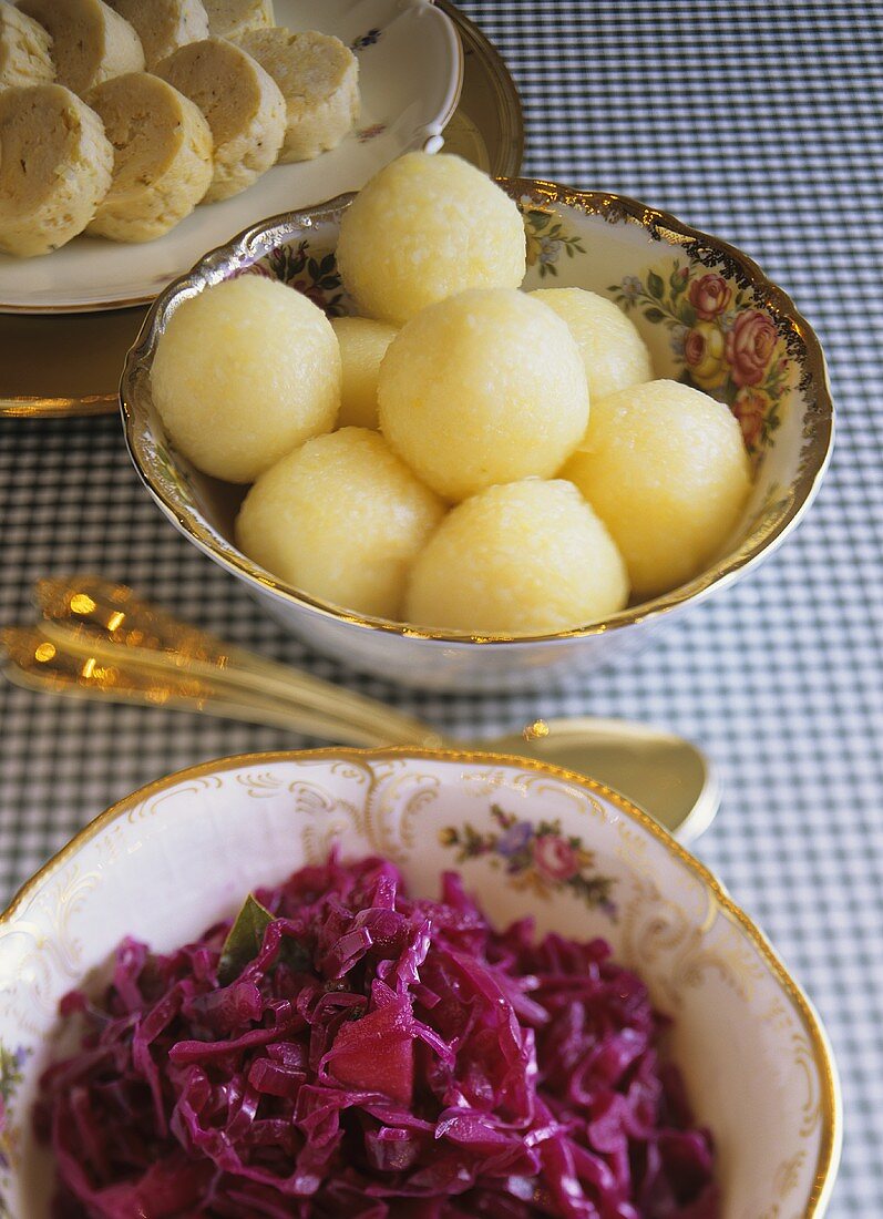 Beilagen: Rotkohl, Kartoffelklösse & Serviettenklösse