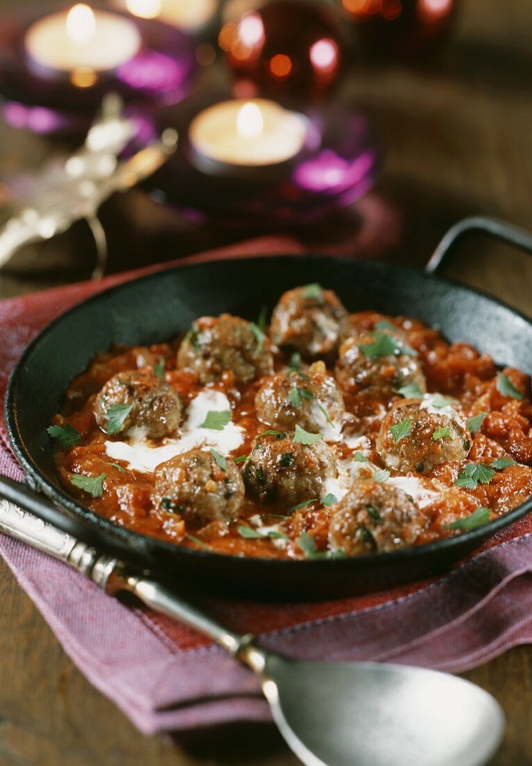 Hackfleischbällchen in orientalischer Tomatensauce