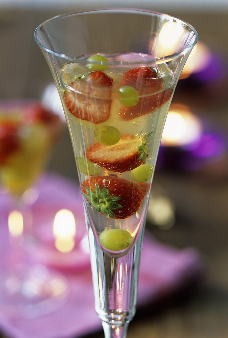 Sektgelee mit Früchten, serviert in einem Sektglas