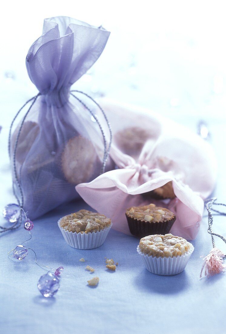 Minimuffins mit Mandeln, einzeln und in Geschenksäckchen