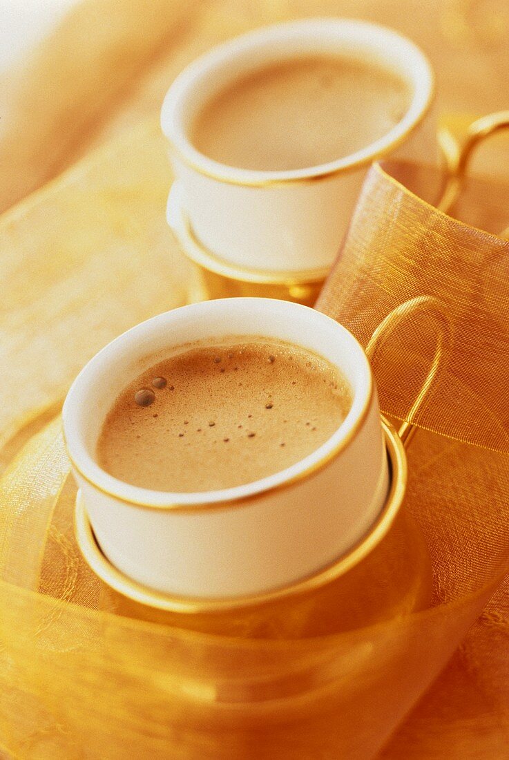 Zwei Tassen Cappuccino in festlichem Ambiente