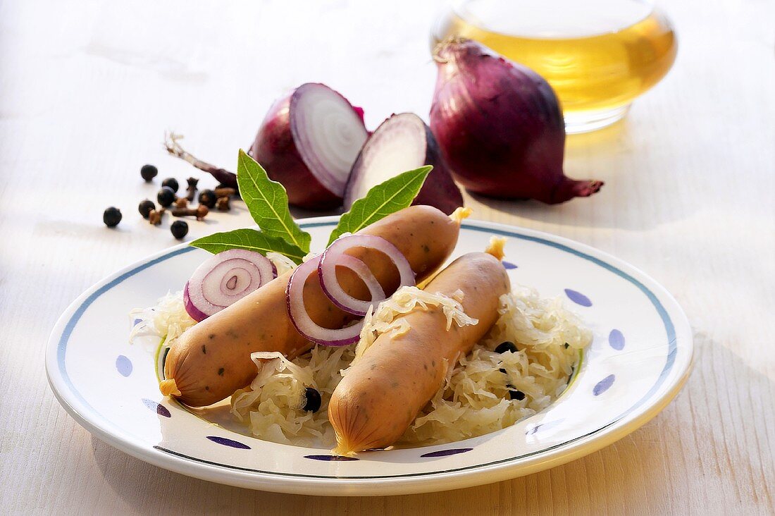 Zwei Bockwürste mit Sauerkraut und Zwiebeln