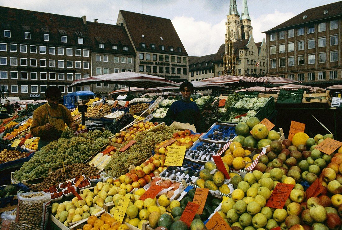 Reich gefüllte Obst- & Gemüsestände auf dem Nürnberger Markt