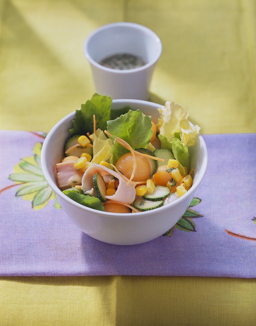 Zucchini-Melonen-Salat mit Möhren, Mais & Putenbrust