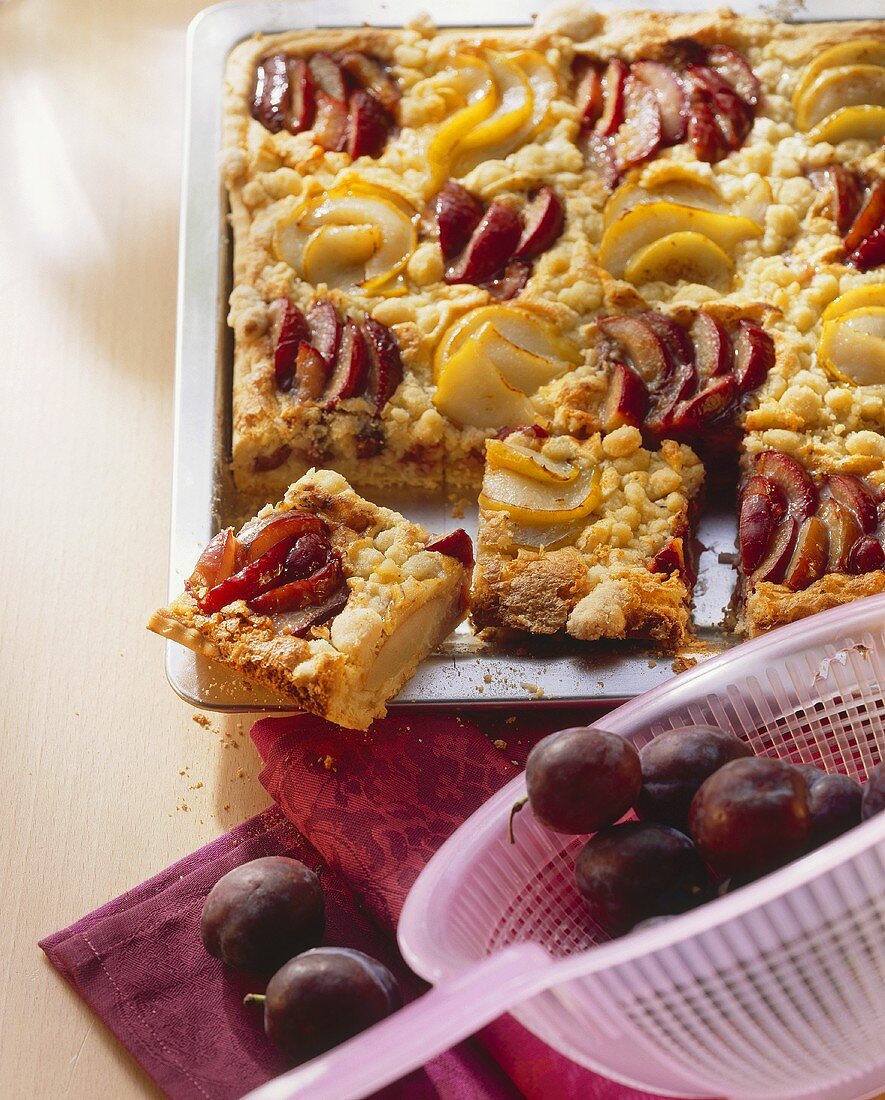 Zwetschgen-Birnen-Kuchen mit Streuseln