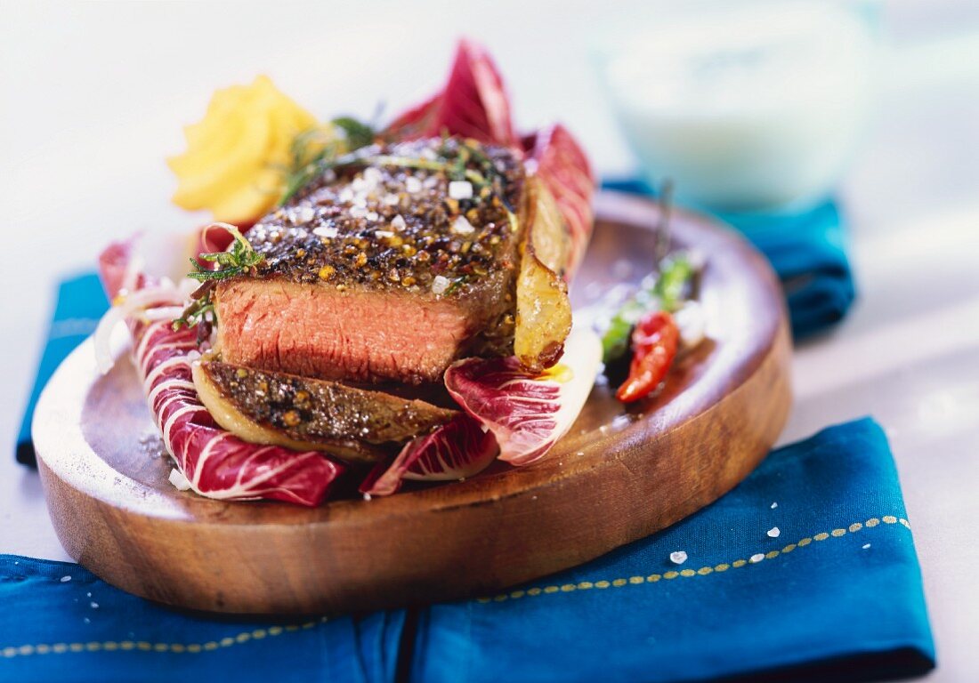 Peffersteak vom Rind auf Trevisosalat