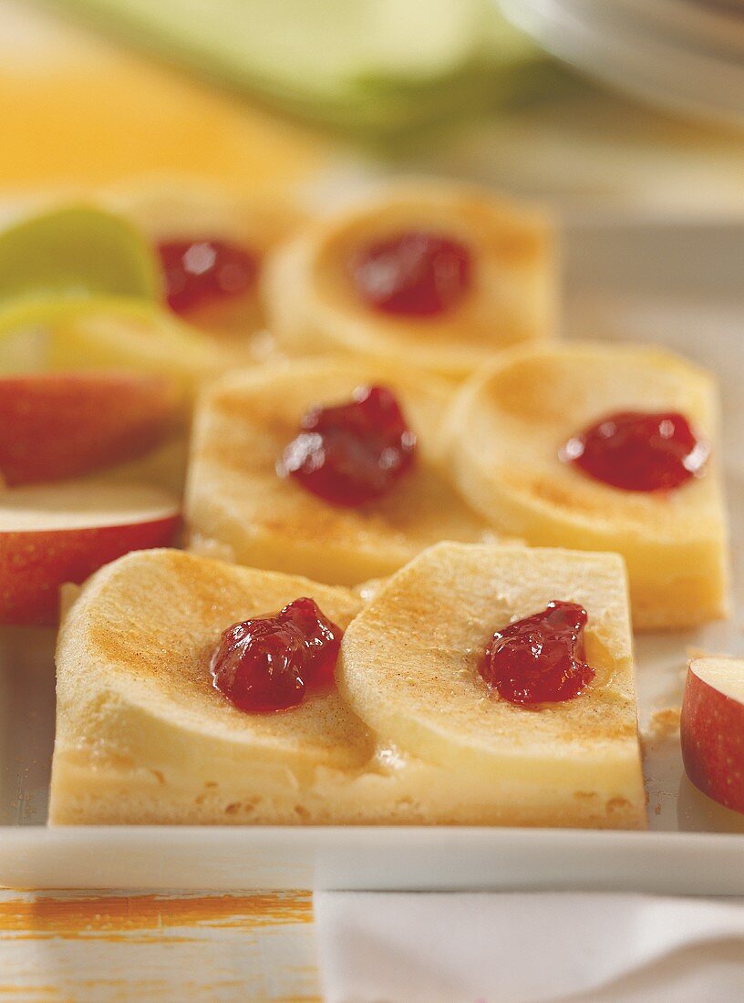 Apfelkuchen mit Preiselbeeren