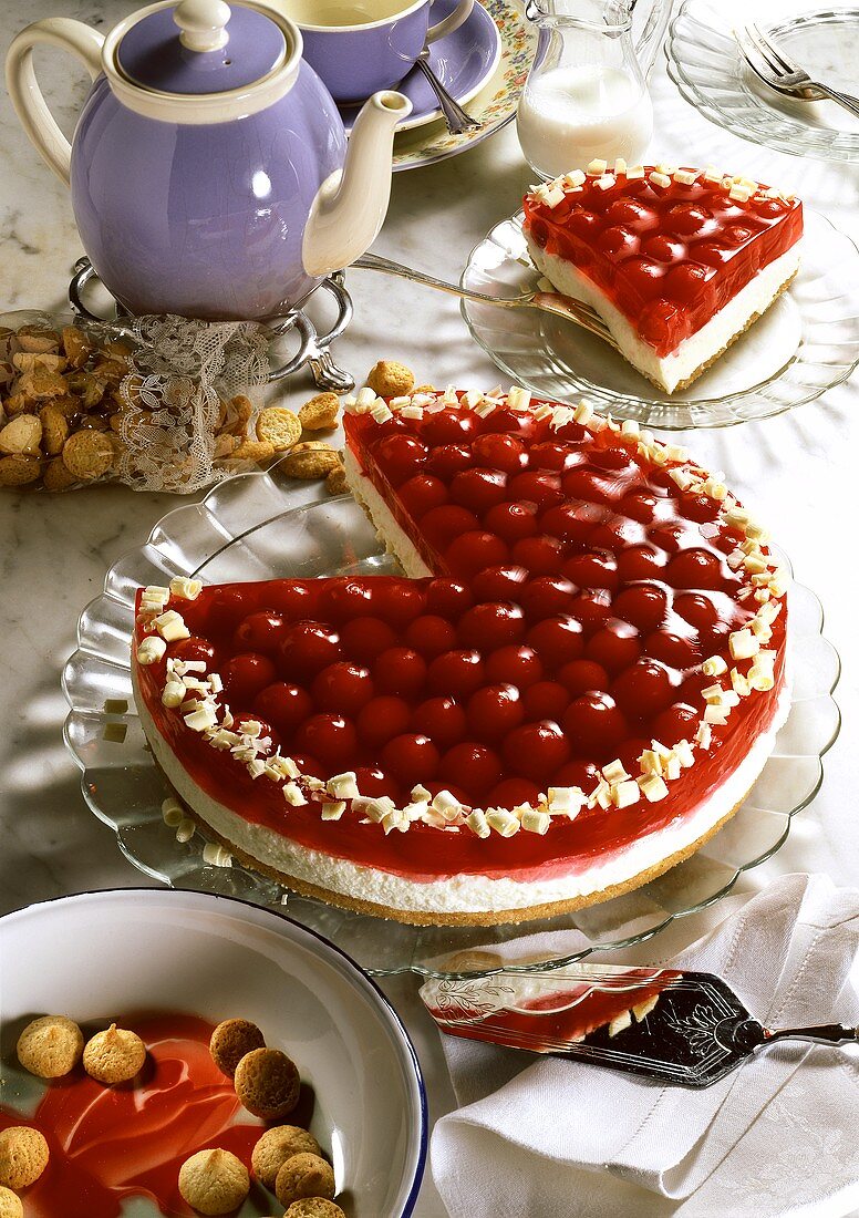 Yoghurt cherry cheesecake with amarettini base