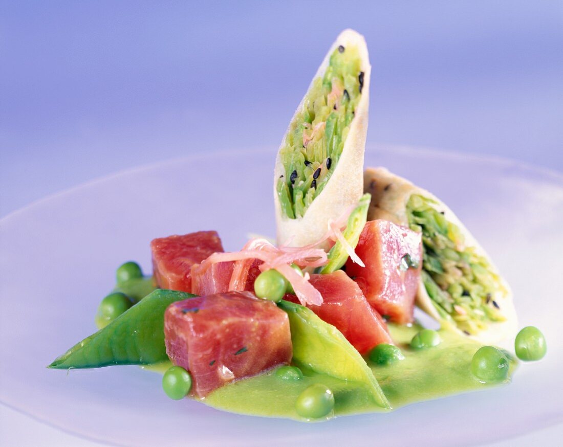 Erbsen-Thunfisch-Salat mit Erbsenschoten-Frühlingsröllchen