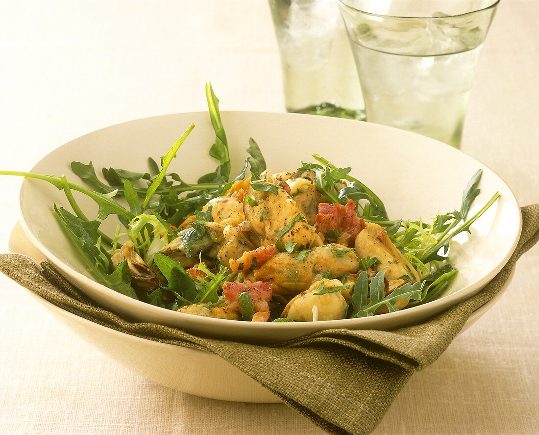 Muschelsalat mit Rucola, Speck und Knoblauchdressing