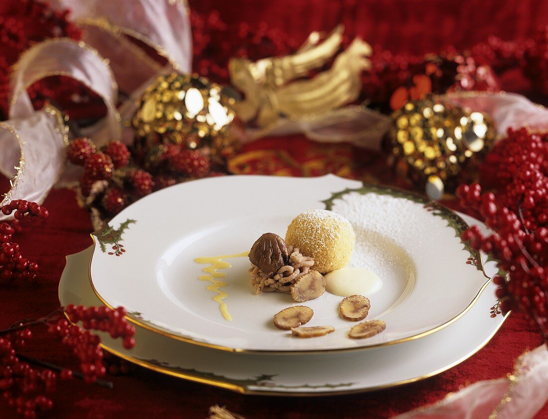 Quarkknödel mit Maronifüllung auf weihnachtlichem Teller