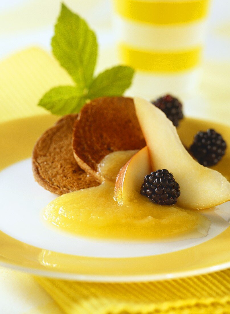 Blinis mit Birnen-Brombeer-Salat und Apfelmus