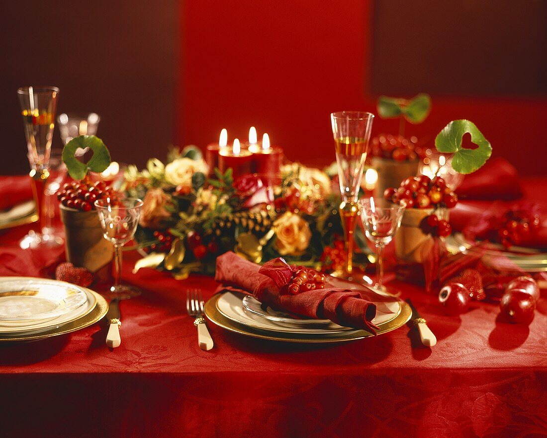 In Rottönen gedeckter Tisch für das Weihnachtsfest