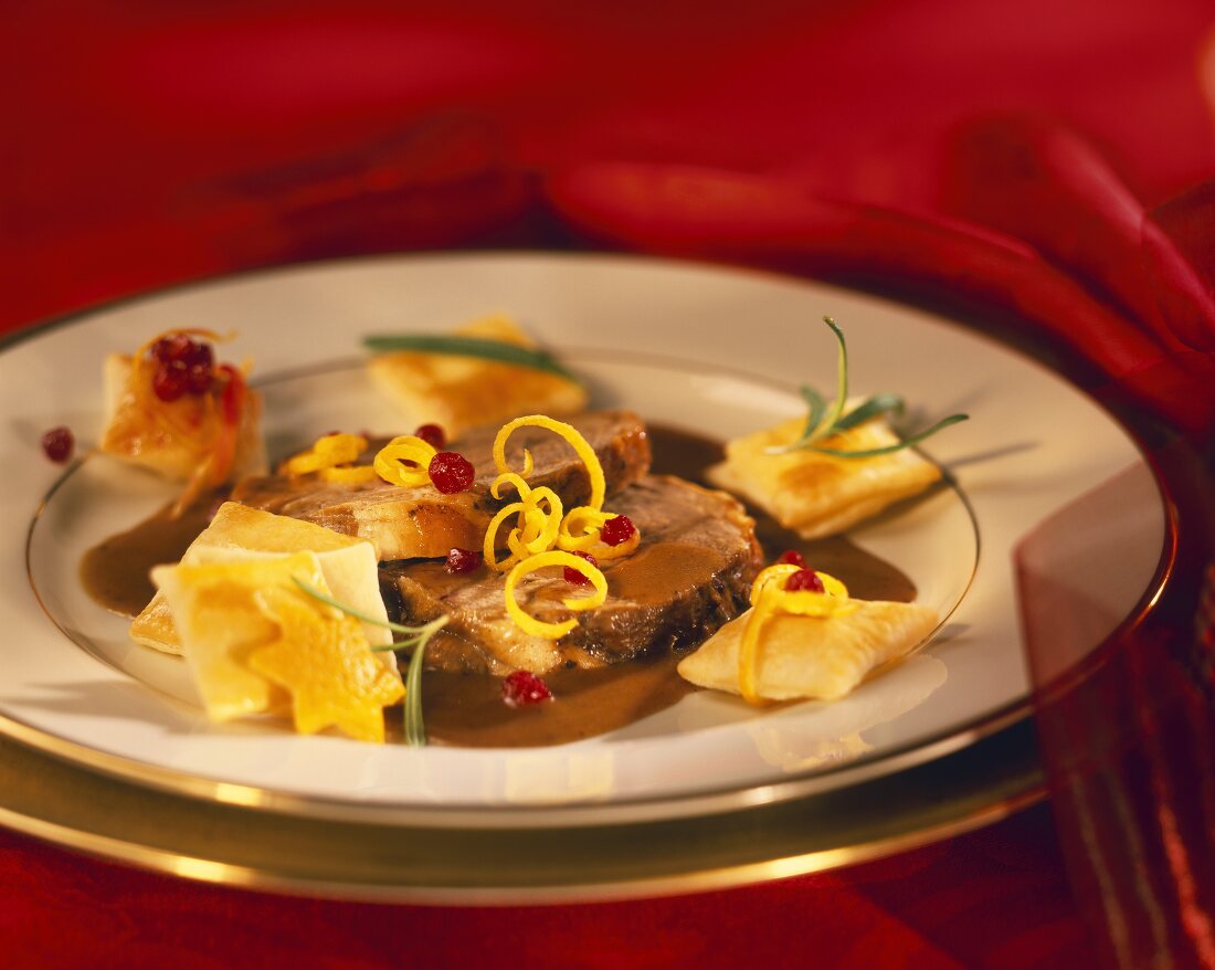 Lammbraten mit Orangenjulienne und Blätterteigpäckchen