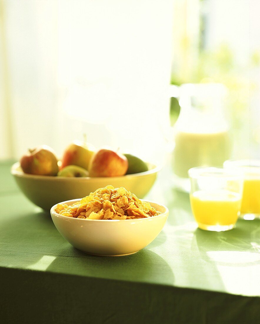 Ein Schälchen Cornflakes, Orangensaft, Äpfel