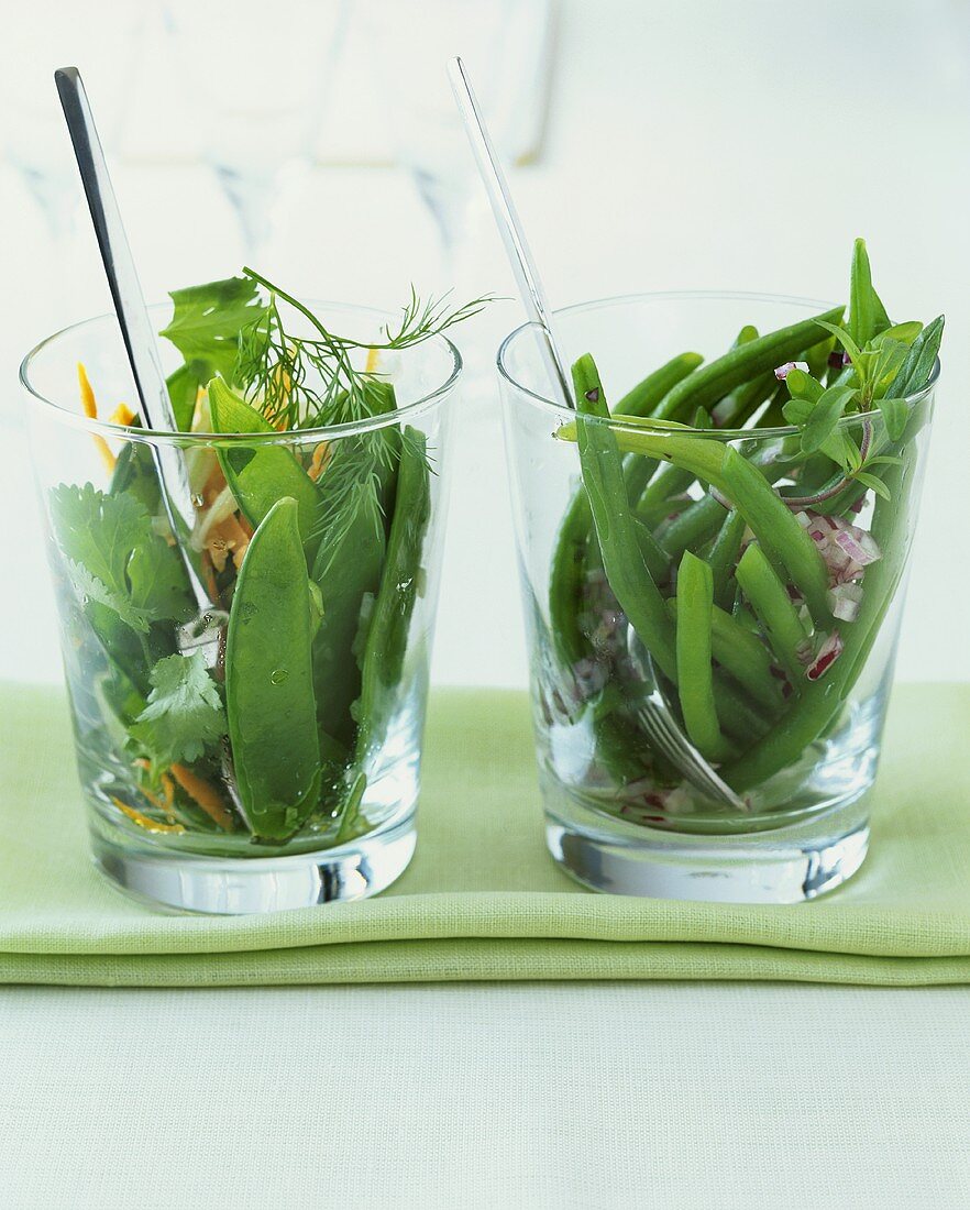 Zuckerschotensalat und grüner Bohnensalat in zwei Gläsern