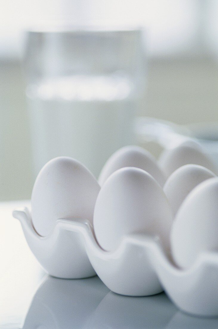 weiße Eier in einem Eierhalter