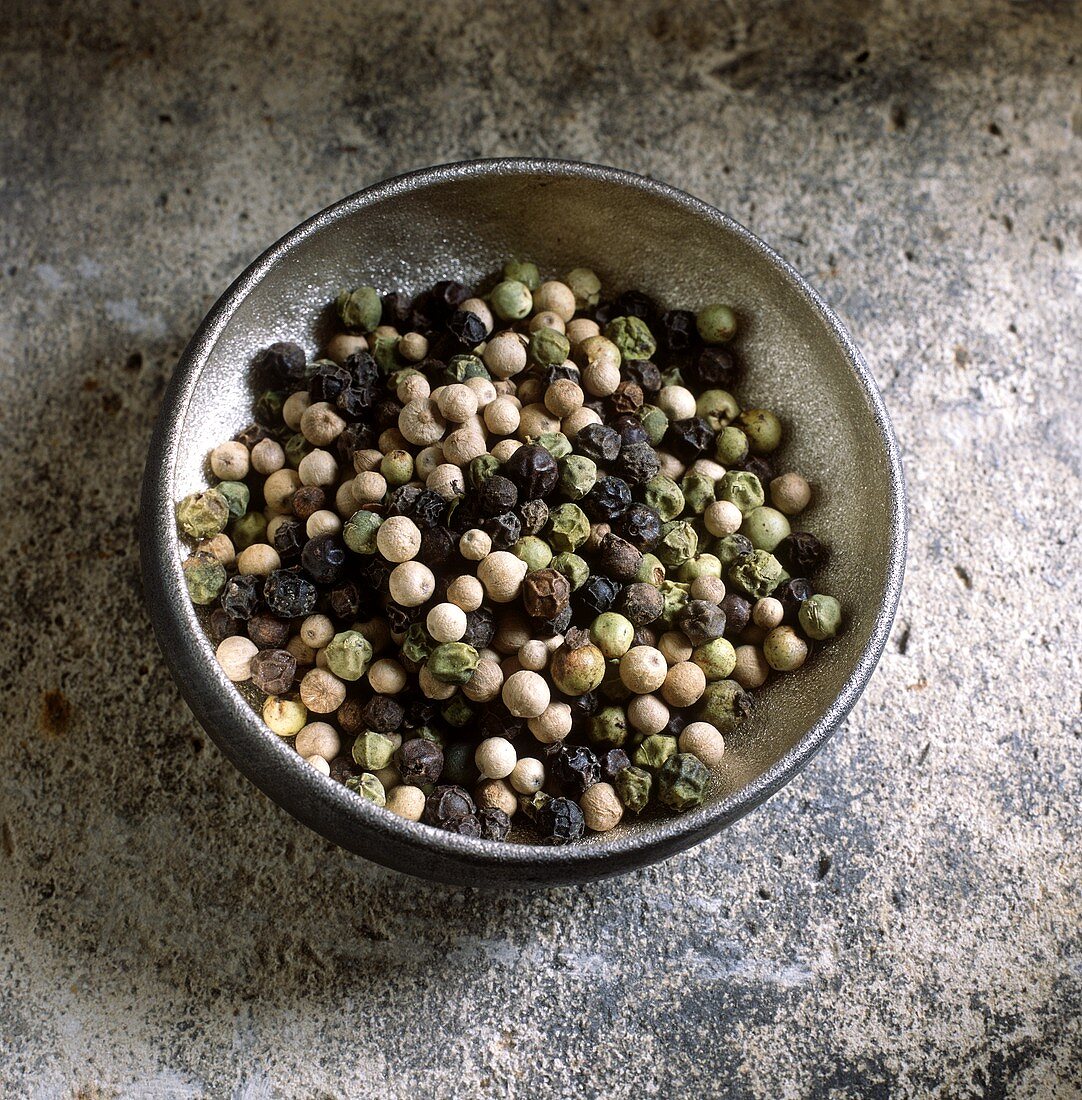 Mixed pepper in a bowl (black, green and white)