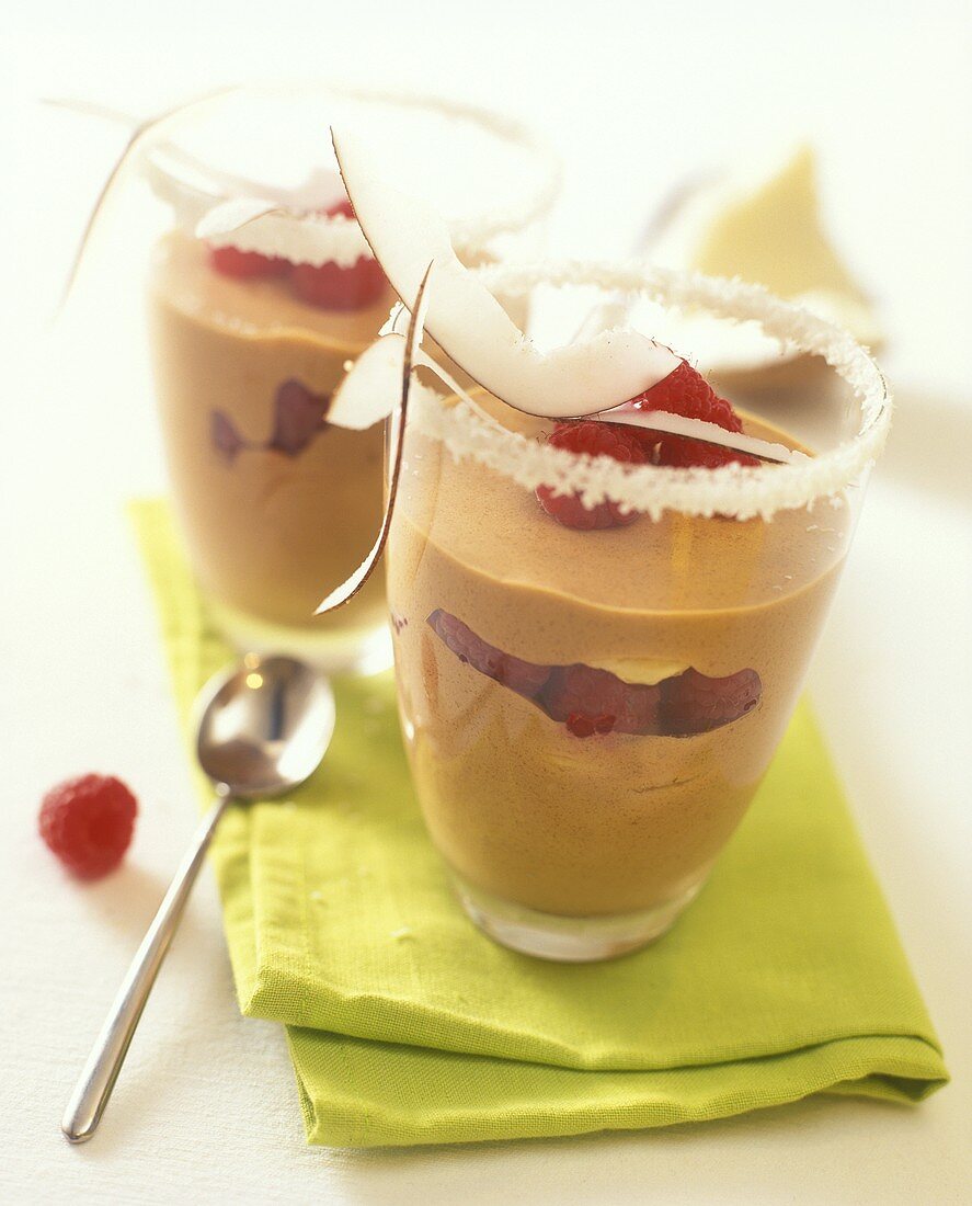 Kaffee-Kokos-Creme mit Himbeeren