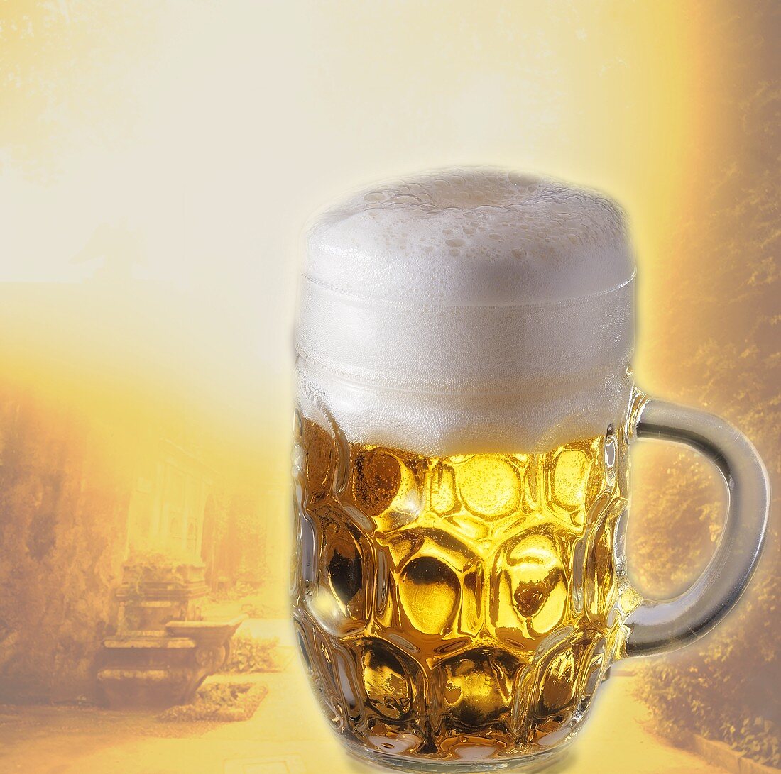 Helles Bier im Bierkrug vor sommerlichem Motiv (Composing)