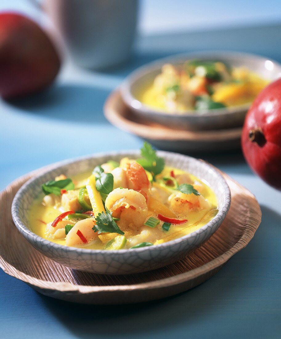 Fischsuppe mit Kokosmilch, Mango und Lauch