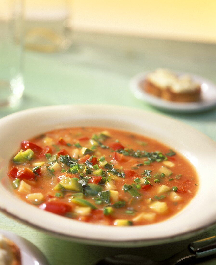 Sommerliche Gemüsesuppe mit Schafskäse