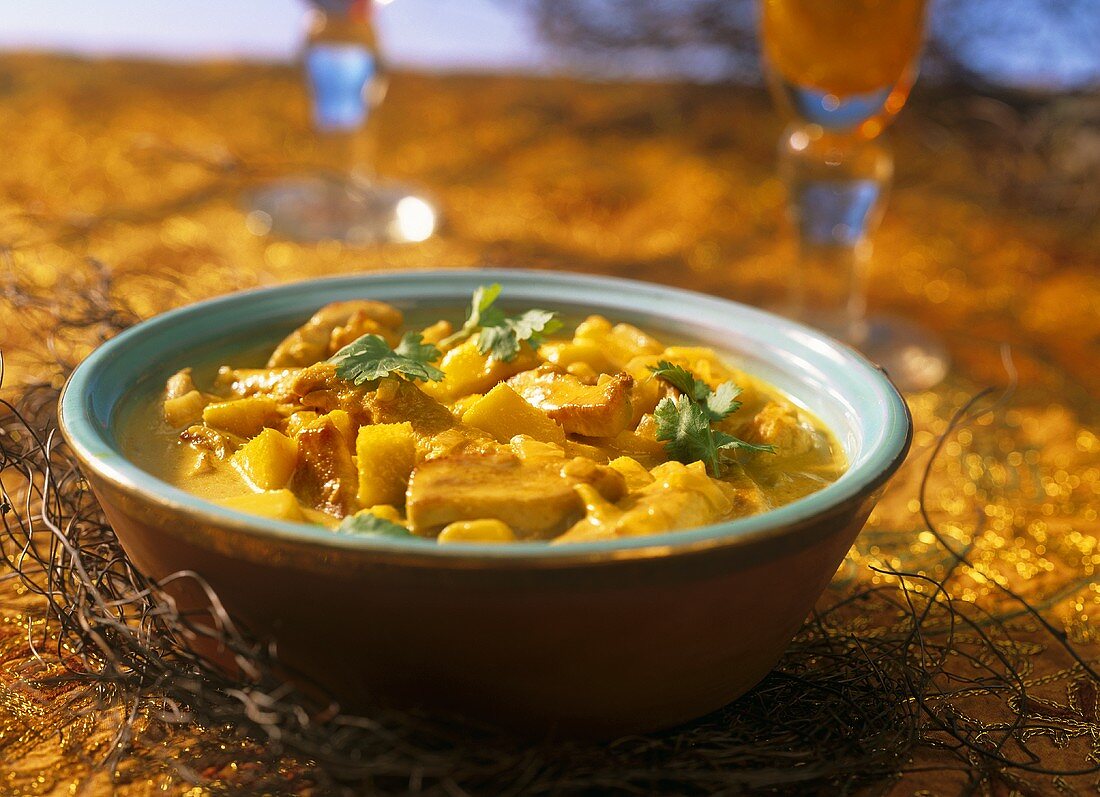 Indische Currysuppe mit Hähnchenbrust und Mango