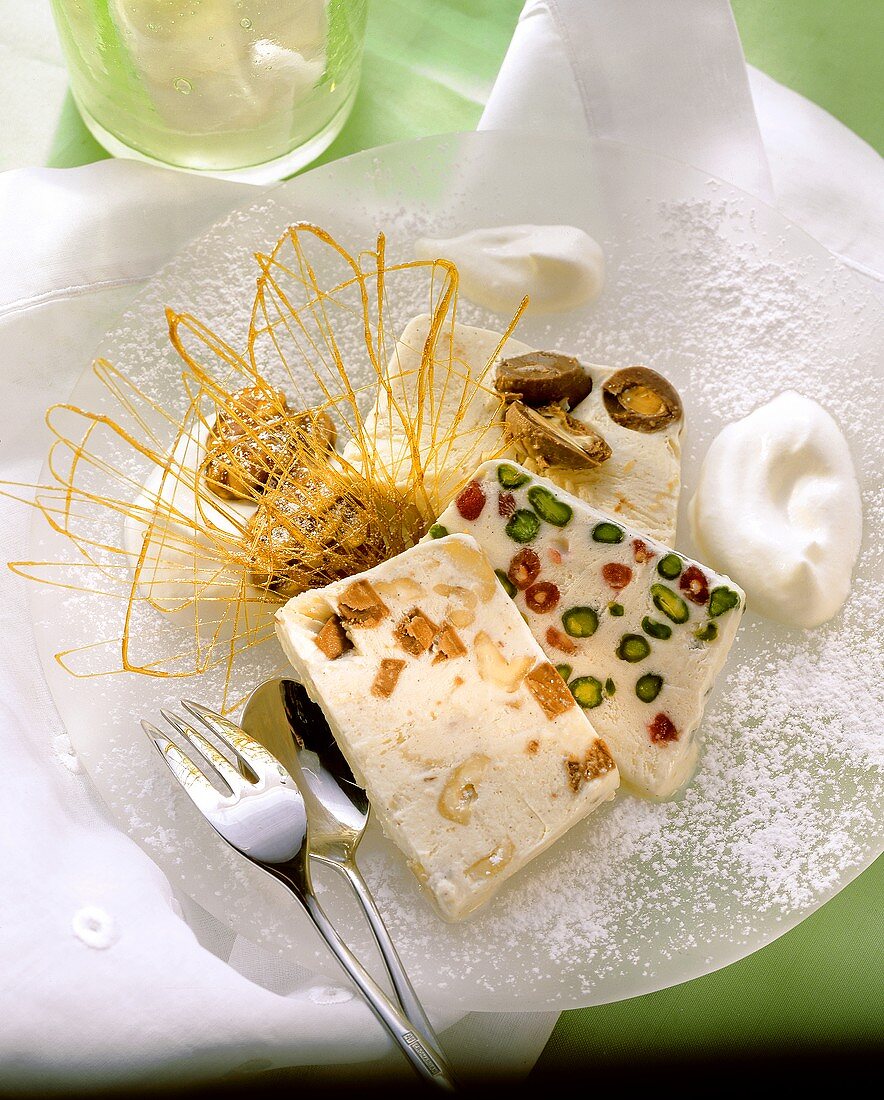 Torte gelato miste (Assorted ice cream parfaits & cream)