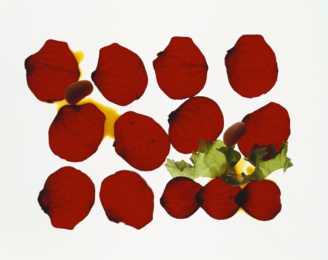 Rote-Bete-Scheiben, Salatblatt und zwei weiße Bohnen