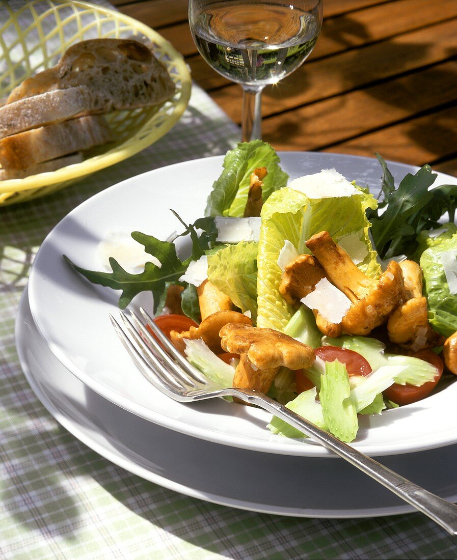 Summer salad with chanterelles