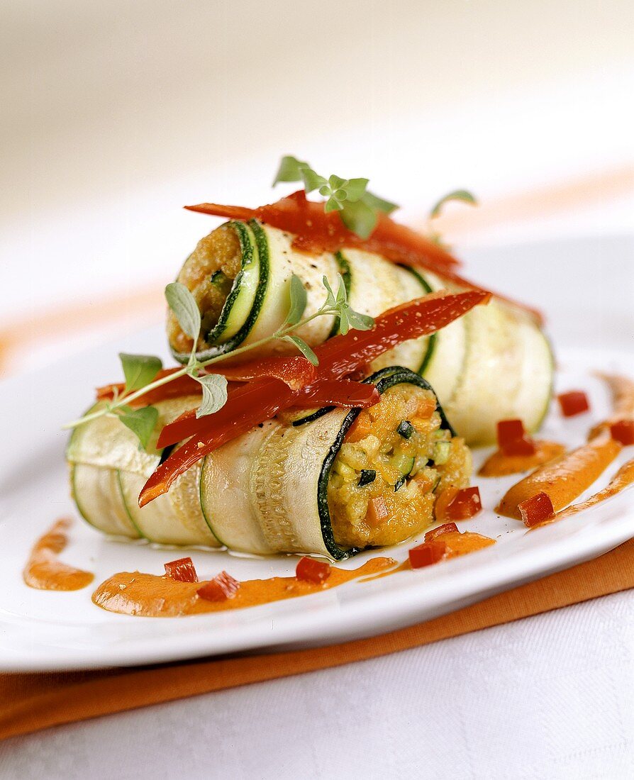 Stuffed courgette rolls with strips of pepper