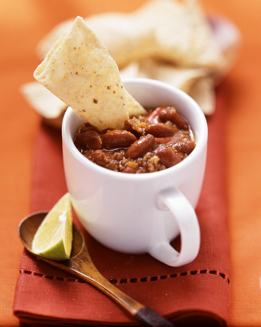 Chili con Carne, in einer Tasse serviert