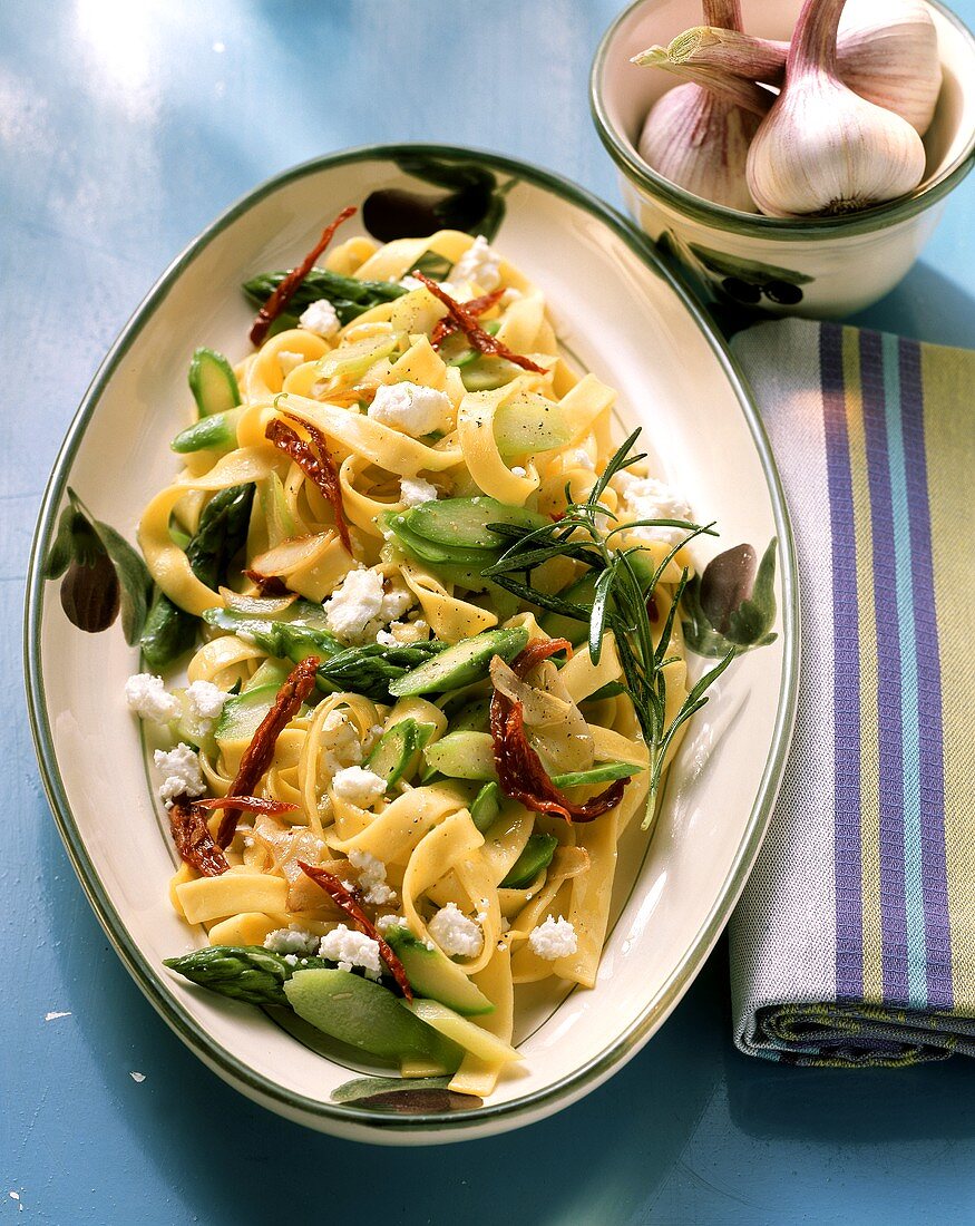 Bandnudeln mit Spargel, Tomaten und Schafskäse