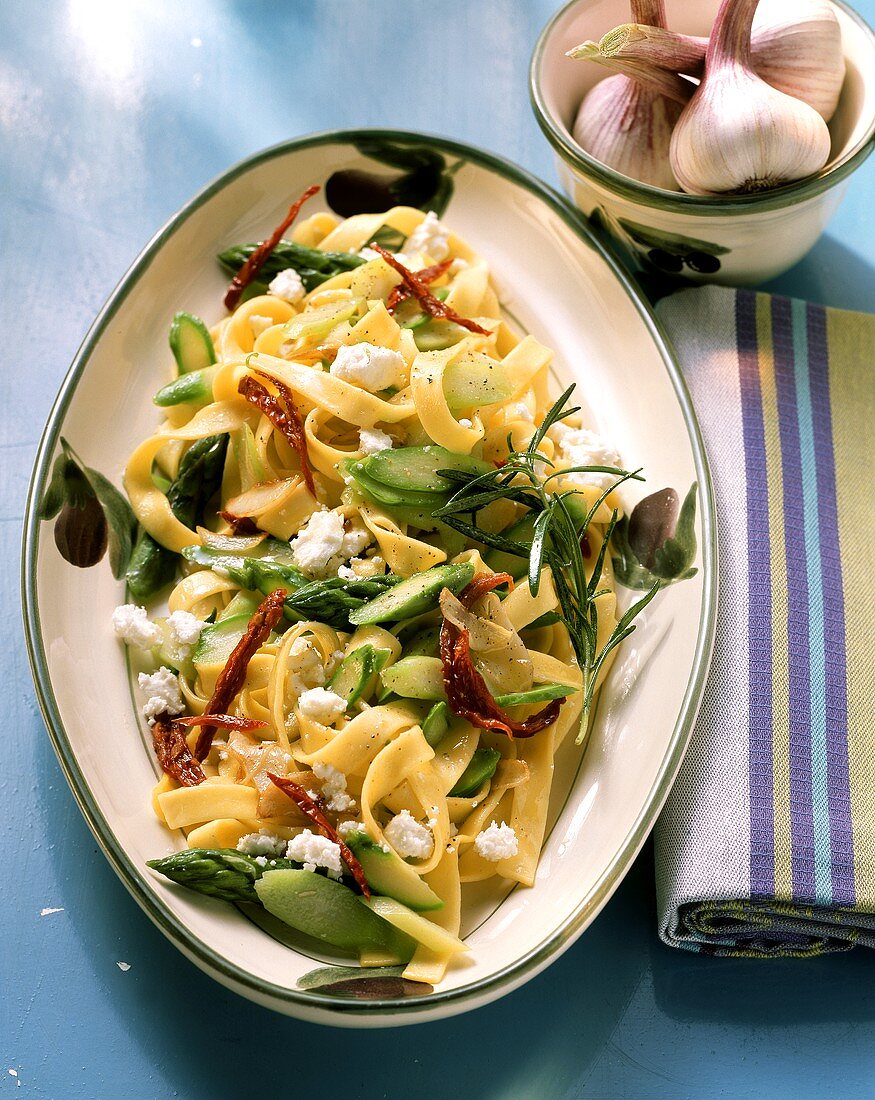 Ribbon pasta with asparagus, tomatoes and sheep's cheese