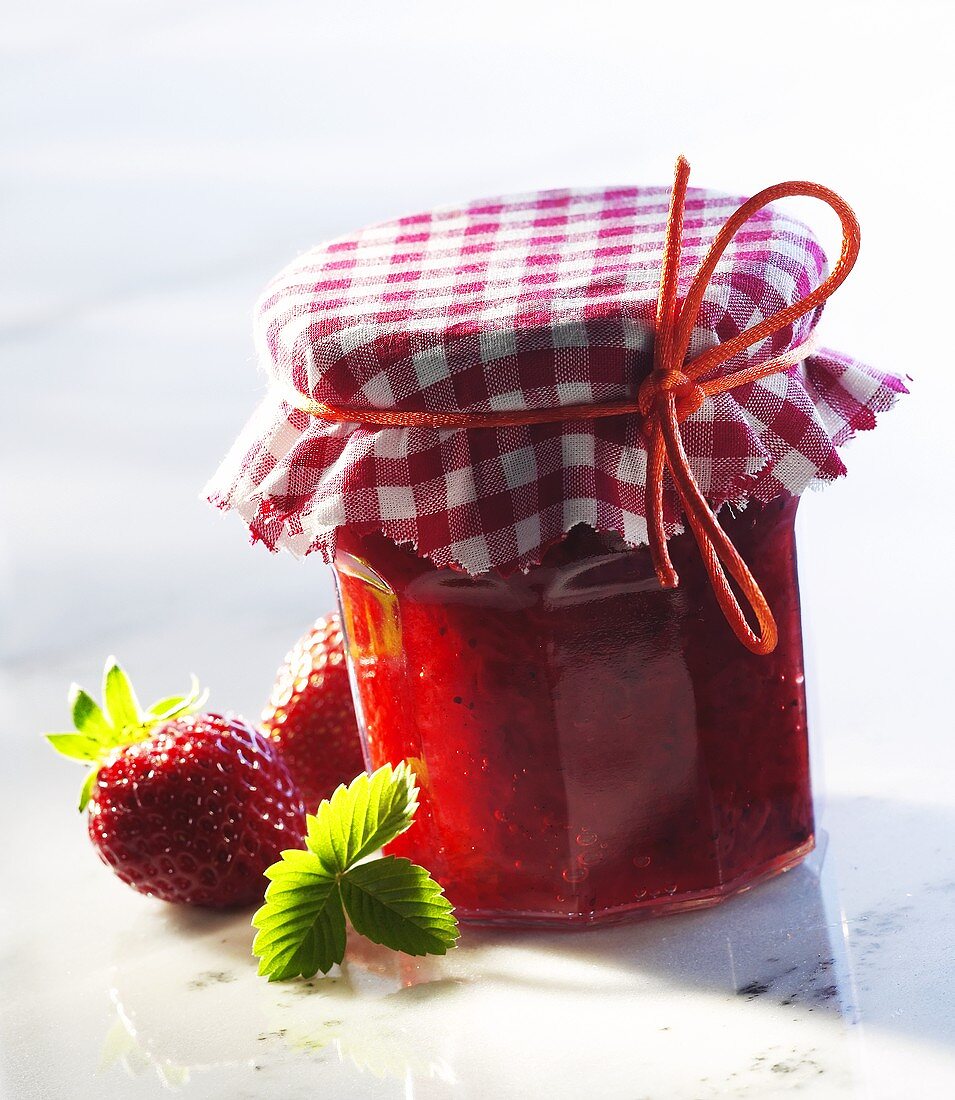 Erdbeermarmelade in einem Glas