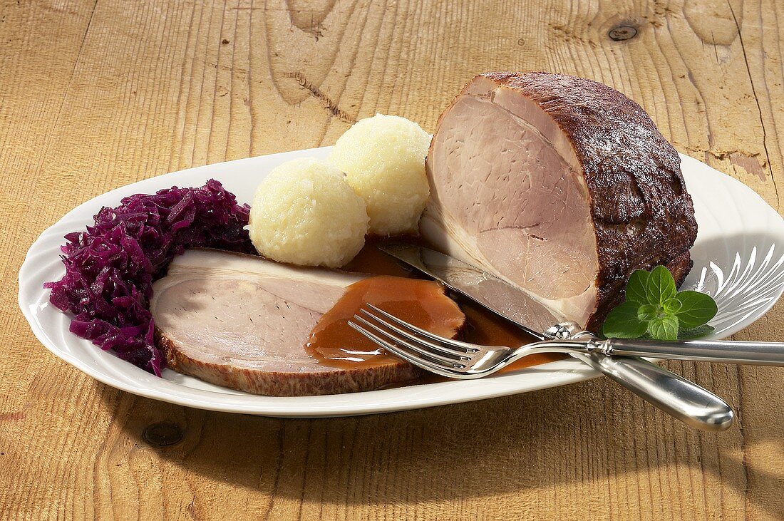 Schweinebraten mit Rotkohl und Kartoffelknödeln