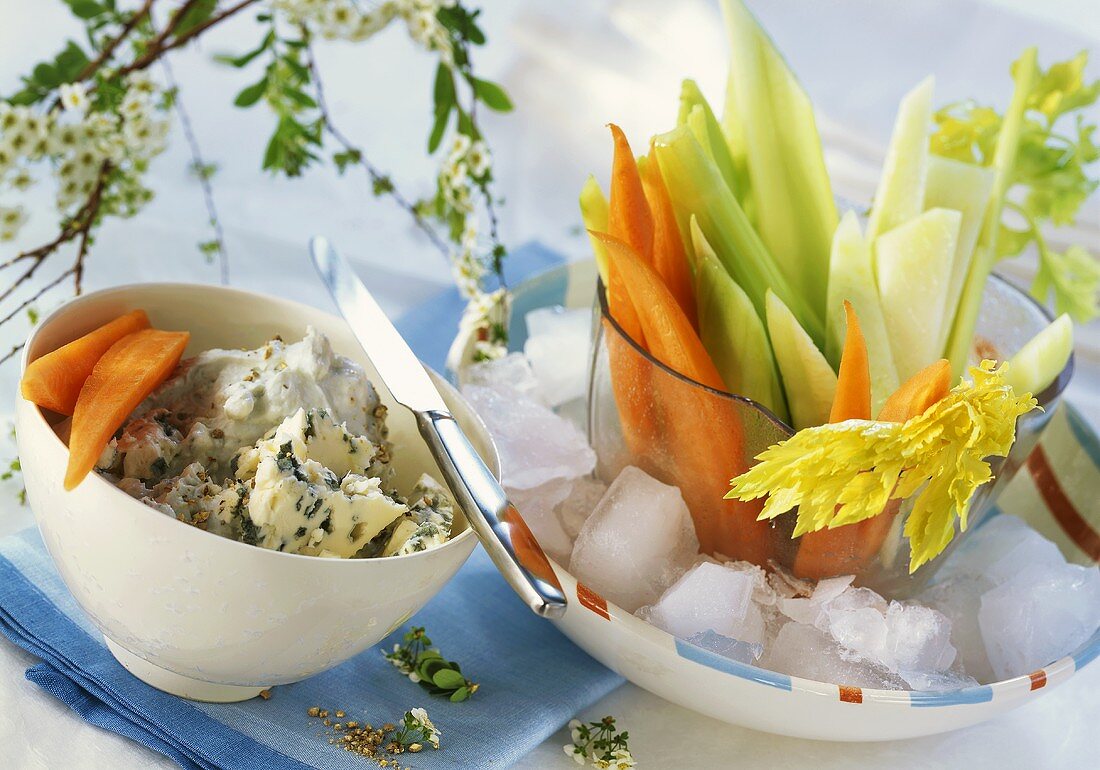 Gemüsesticks mit Edelpilzkäse-Dip