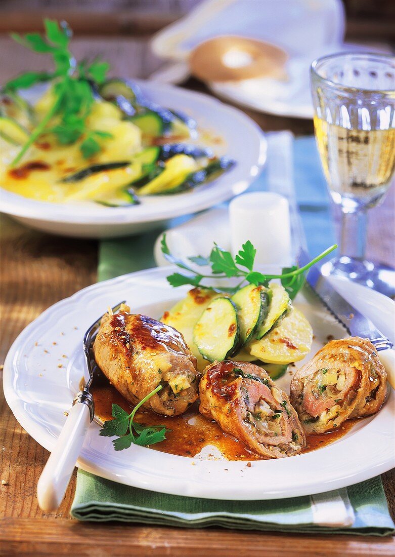 Kalbsroulade mit Zucchini-Kartoffel-Gratin