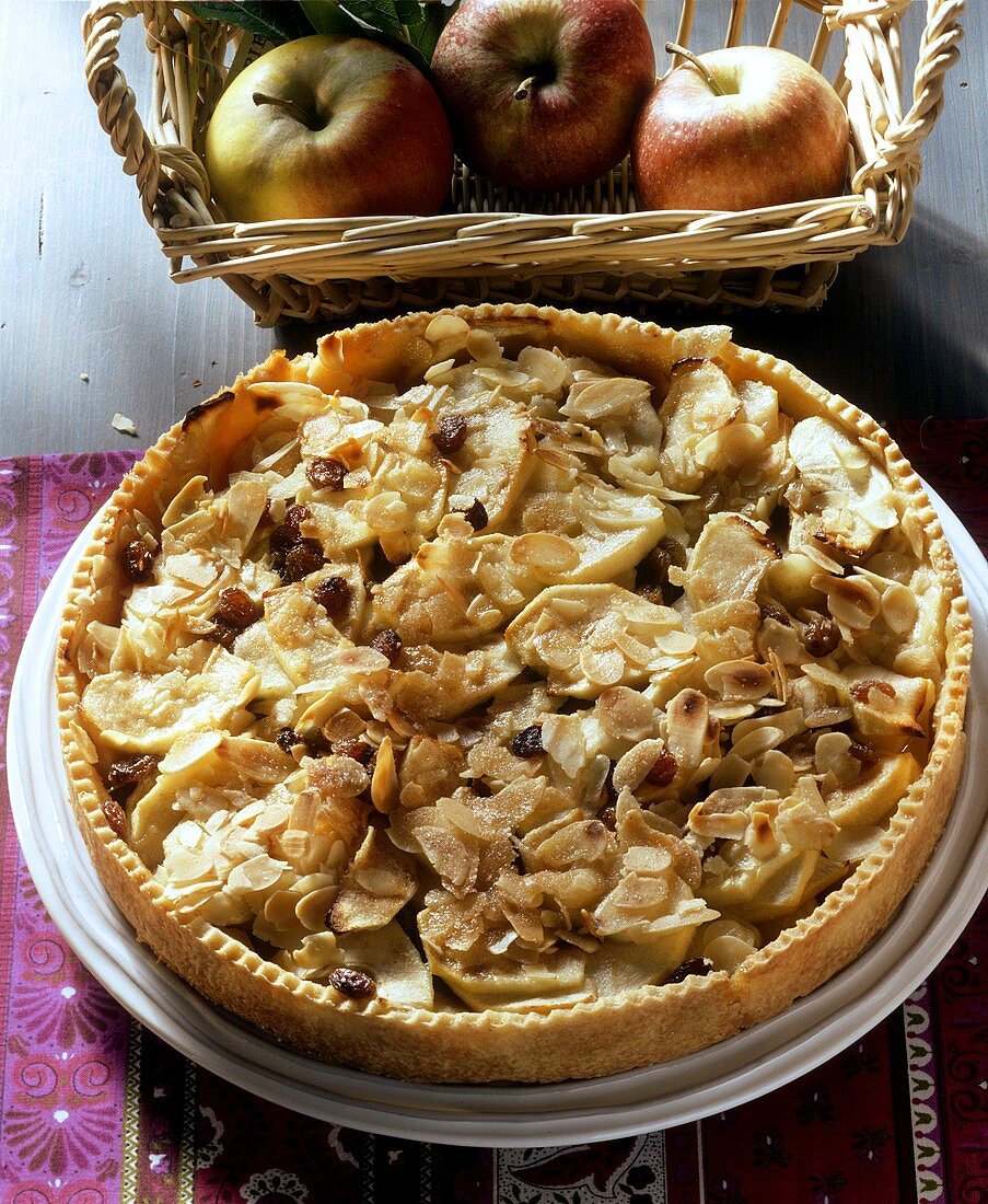Baden apple cake (with raisins and almonds)