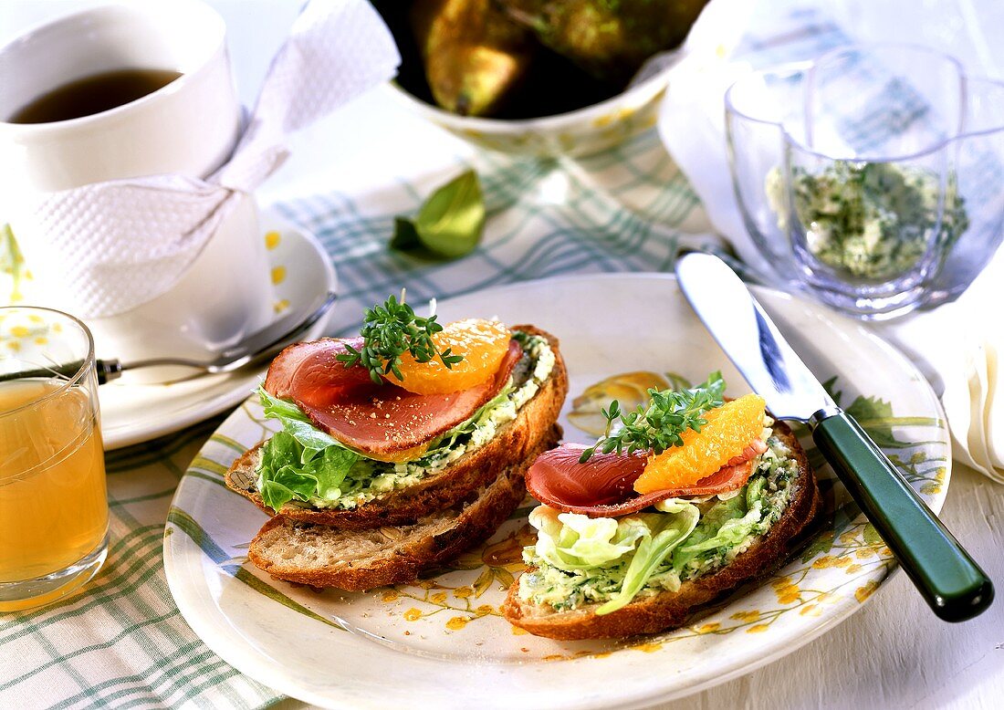 Brote mit Rucolabutter, Salat & geräucherter Entenbrust