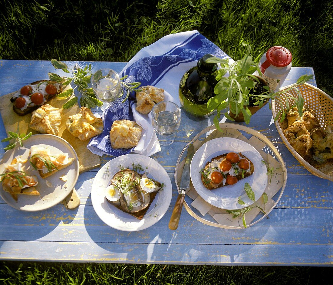 Sommerbuffet mit belegten Brot und Blätterteigtaschen