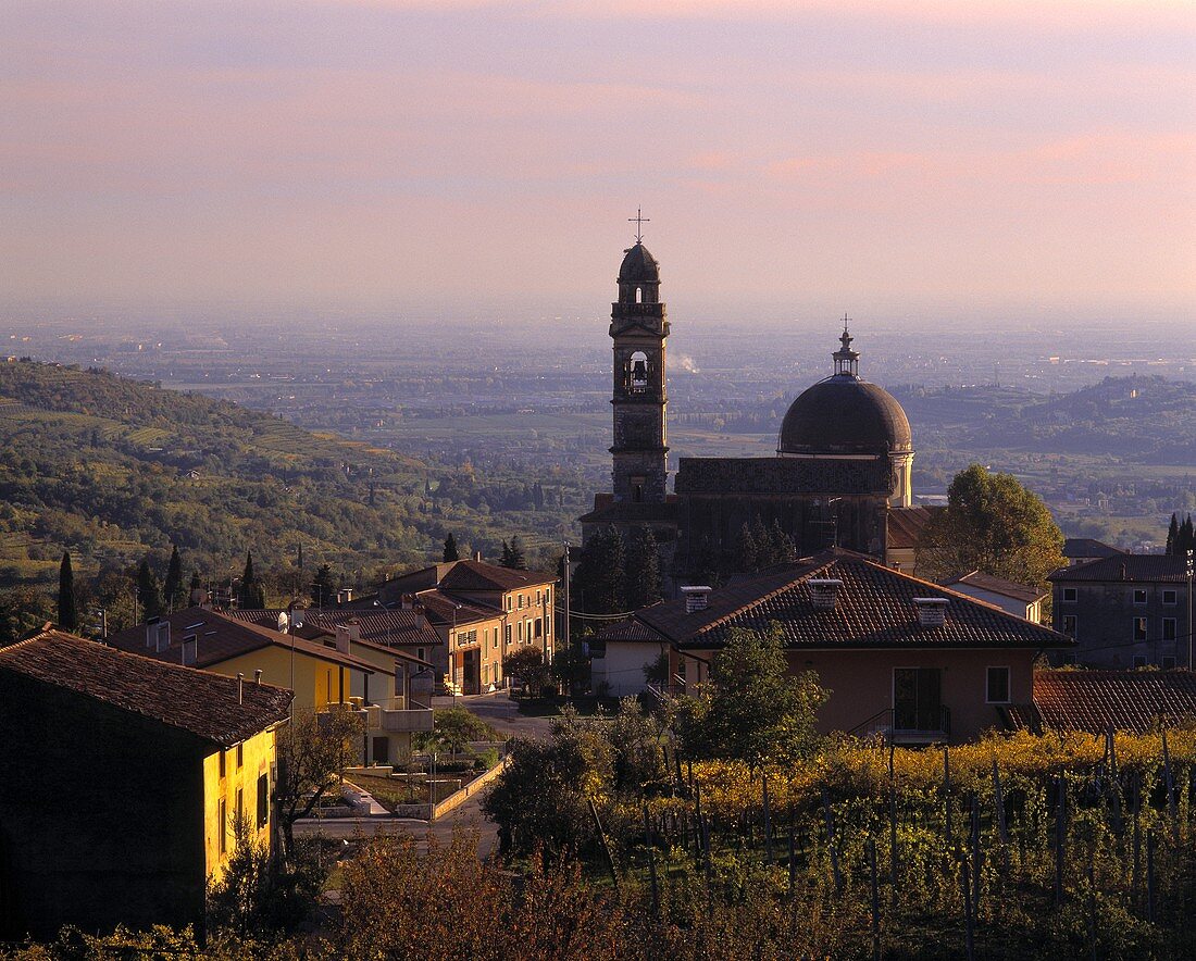 Die Ortschaft Marano di Valpolicella, Veneto, Italien