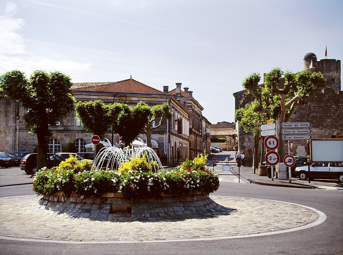 Brunnen am Rand des Weinortes St-Emilion, Bordeaux, Frankreich