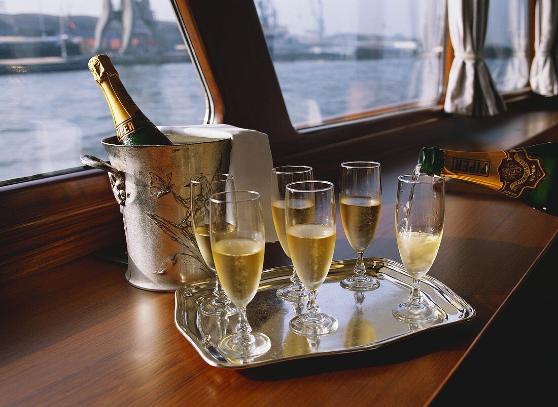 Champagner wird an Bord in Gläser gefüllt